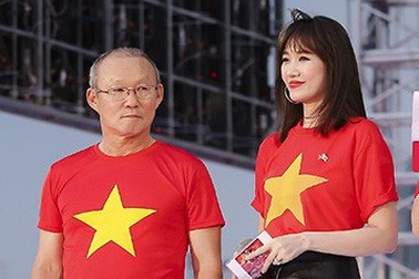 Hari Won hào hứng làm phiên dịch cho huấn luyện viên Park Hang Seo