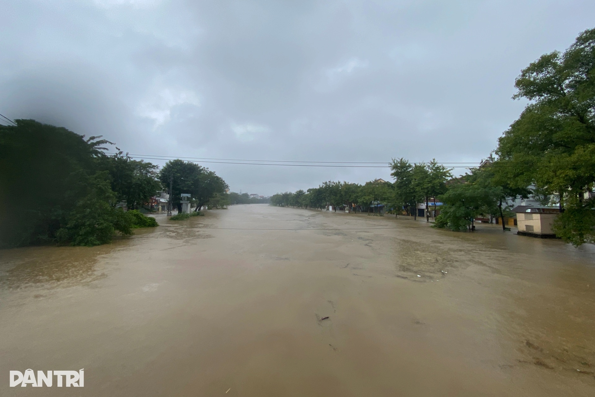 Thành phố Huế mênh mông nước, người dân di chuyển bằng thuyền giữa đô thị - 2