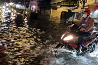 Triều cường ở TPHCM lên trong đêm