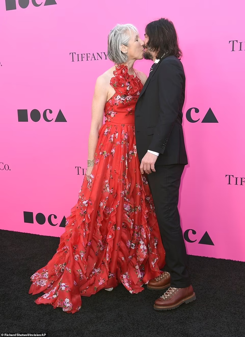 Keanu Reeves kisses his girlfriend on the red carpet, calmly talks in the bedroom - 1