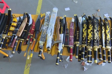 Công an thu giữ nhiều đao, kiếm… chuyển qua đường bưu điện