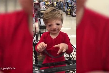 Cảm động khoảnh khắc bé trai khiếm thính lần đầu nói “con yêu mẹ”