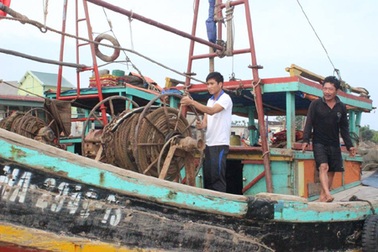 Suốt đêm tìm kiếm ngư dân mất tích trên biển