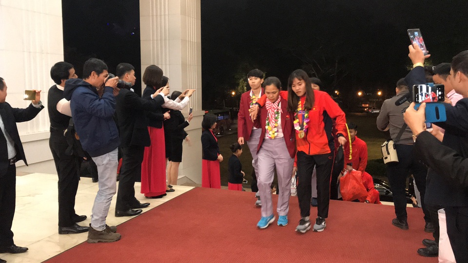 Thủ tướng: Sau các cầu thủ là cả dân tộc, là bản lĩnh, khát vọng Việt Nam - 28 Thủ tướng: Sau các cầu thủ là cả dân tộc, là bản lĩnh, khát vọng Việt Nam - 28