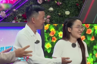 Chàng trai còn trong trắng ngại ngùng khi lần đầu hôn má bạn gái