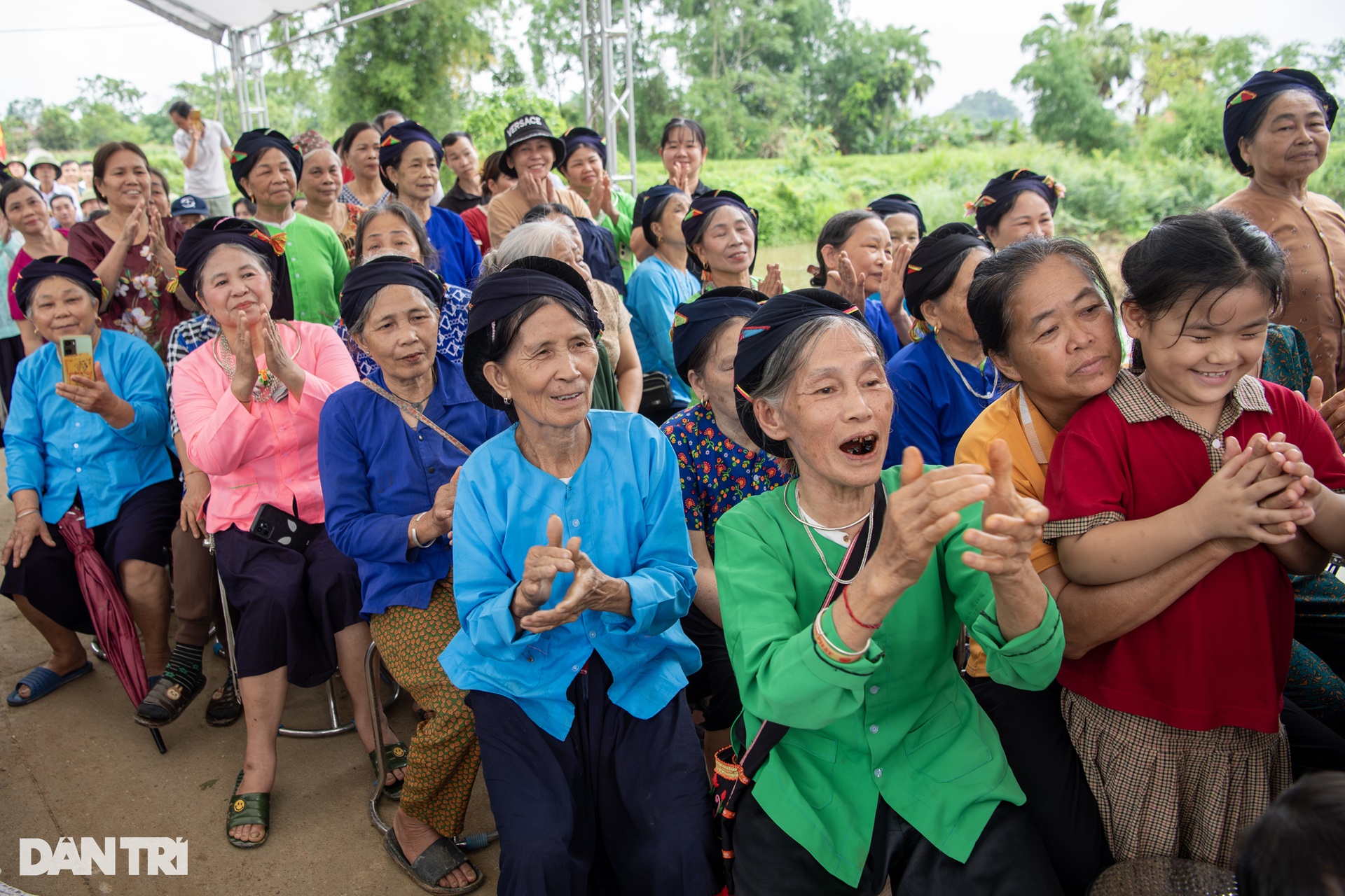 Niềm vui vỡ òa ngày khánh thành cây cầu mơ ước và 13 ngôi nhà Nhân ái - 4 Niềm vui vỡ òa ngày khánh thành cây cầu mơ ước và 13 ngôi nhà Nhân ái - 4