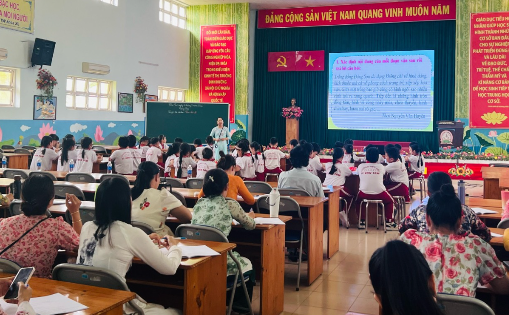 Ο διορισμός του διευθυντή δεν είναι στα πρότυπα, είπε ο ηγέτης... πιλότος - 1 Bổ nhiệm hiệu trưởng chưa đúng chuẩn, lãnh đạo nói... thí điểm - 1