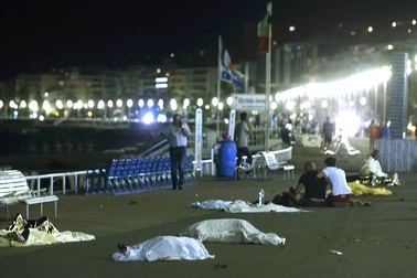 Xe tải "chở vũ khí" lao vào đám đông đang mừng quốc khánh Pháp, 84 người thiệt mạng