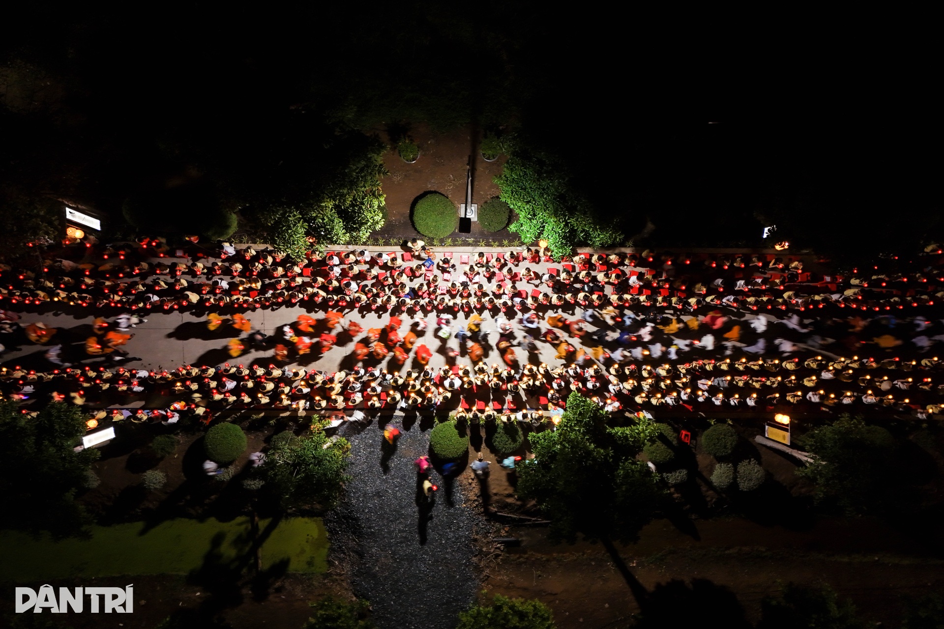 12.000 người cầu nguyện cho hòa bình thế giới ở lễ thả hoa đăng Vesak 2025 - 12