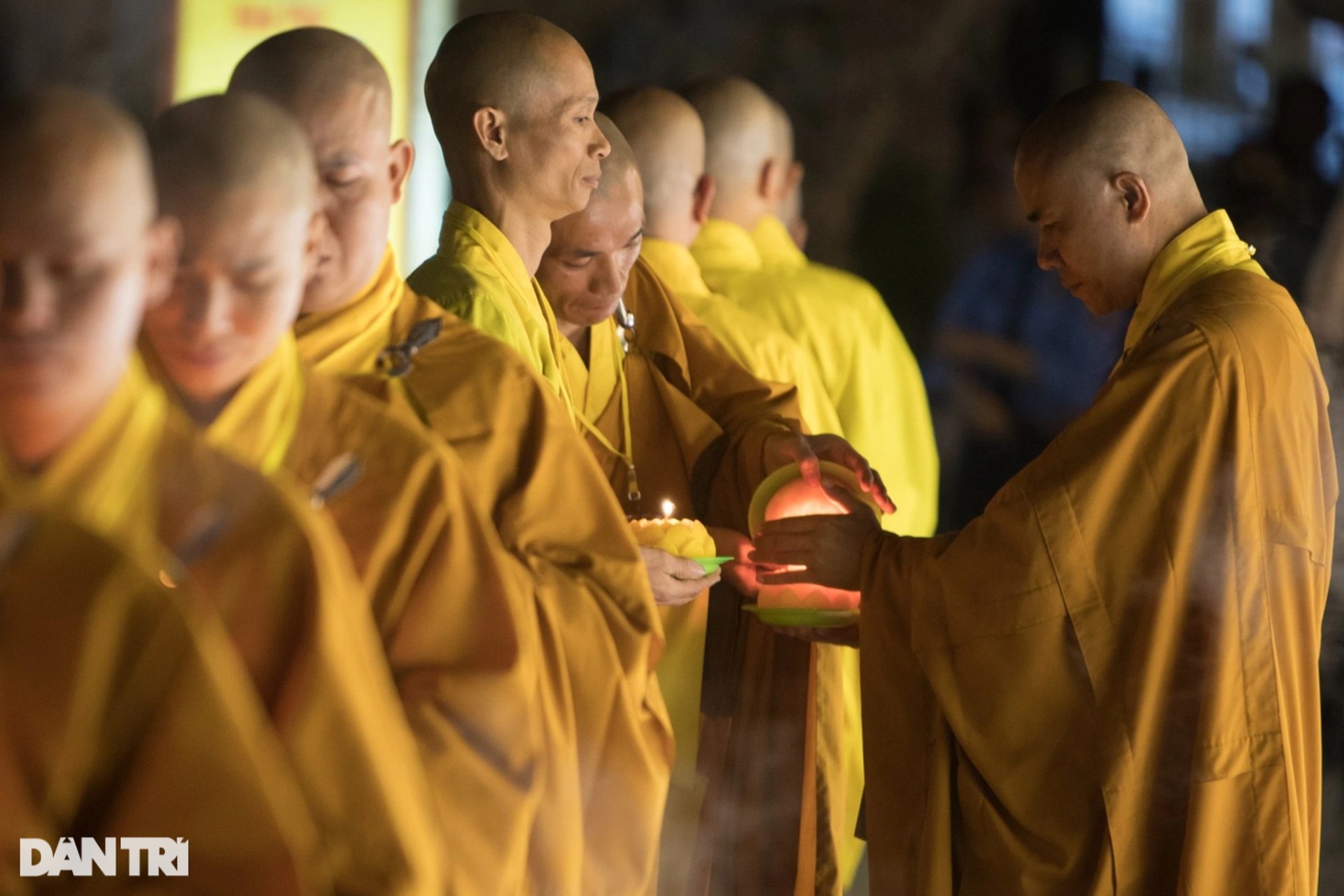 Hàng ngàn ngọn hoa đăng lung linh tại đại lễ kỷ niệm Đức Phật A Di Đà - 5 Hàng ngàn ngọn hoa đăng lung linh tại đại lễ kỷ niệm Đức Phật A Di Đà - 5