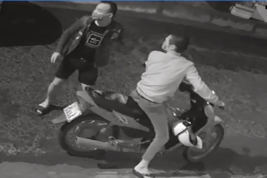 Bắt 2 đối tượng gây ra hàng loạt vụ đập kính ô tô ở Đà Nẵng