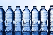 Vì sao chỉ có thể mang chai nước 100ml lên máy bay?