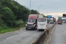 Tước bằng lái tài xế chạy xe khách ngược chiều trên quốc lộ