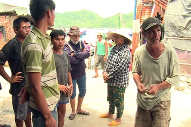 Bị tàu lạ đâm chìm tàu cá, 3 ngư dân lênh đênh vô định trên biển