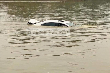 Ô tô KIA trôi trên sông Hồng, chưa rõ số phận người trong xe