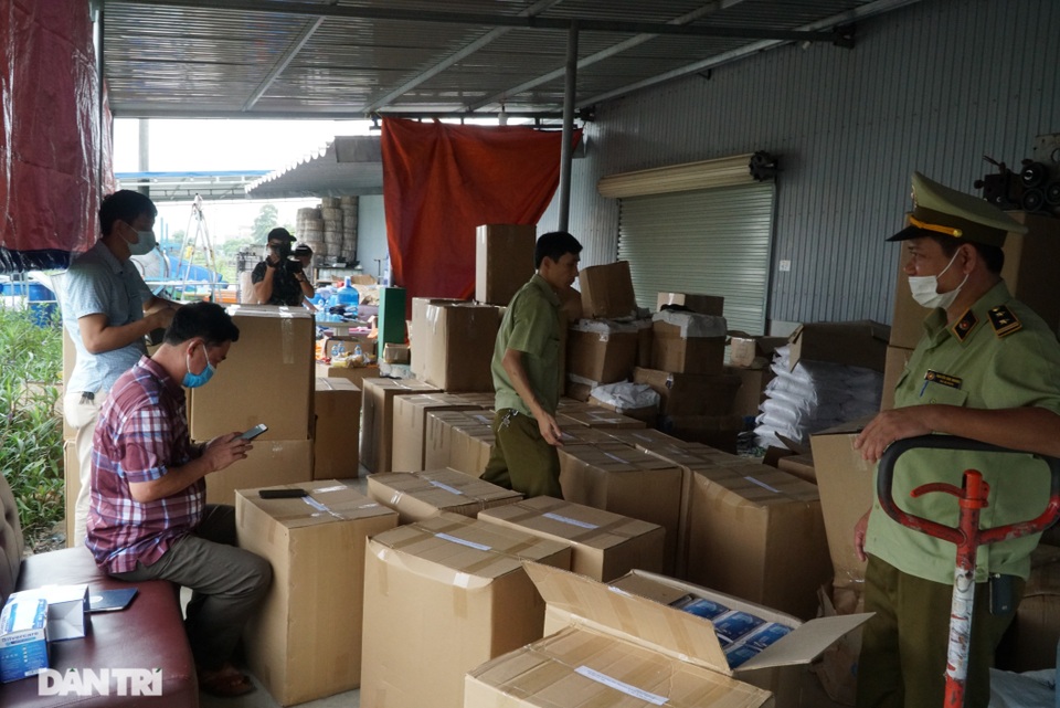 Đột nhập cơ sở sản xuất khẩu trang “siêu bẩn” giữa mùa dịch Covid-19 - 9 Đột nhập cơ sở sản xuất khẩu trang “siêu bẩn” giữa mùa dịch Covid-19 - 9