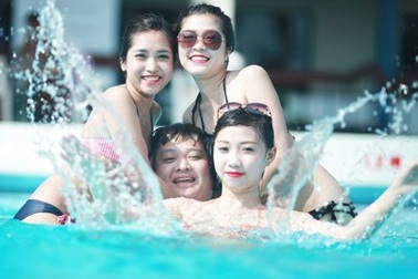 Teen cuối cấp táo bạo mặc bikini chụp ảnh kỷ yếu