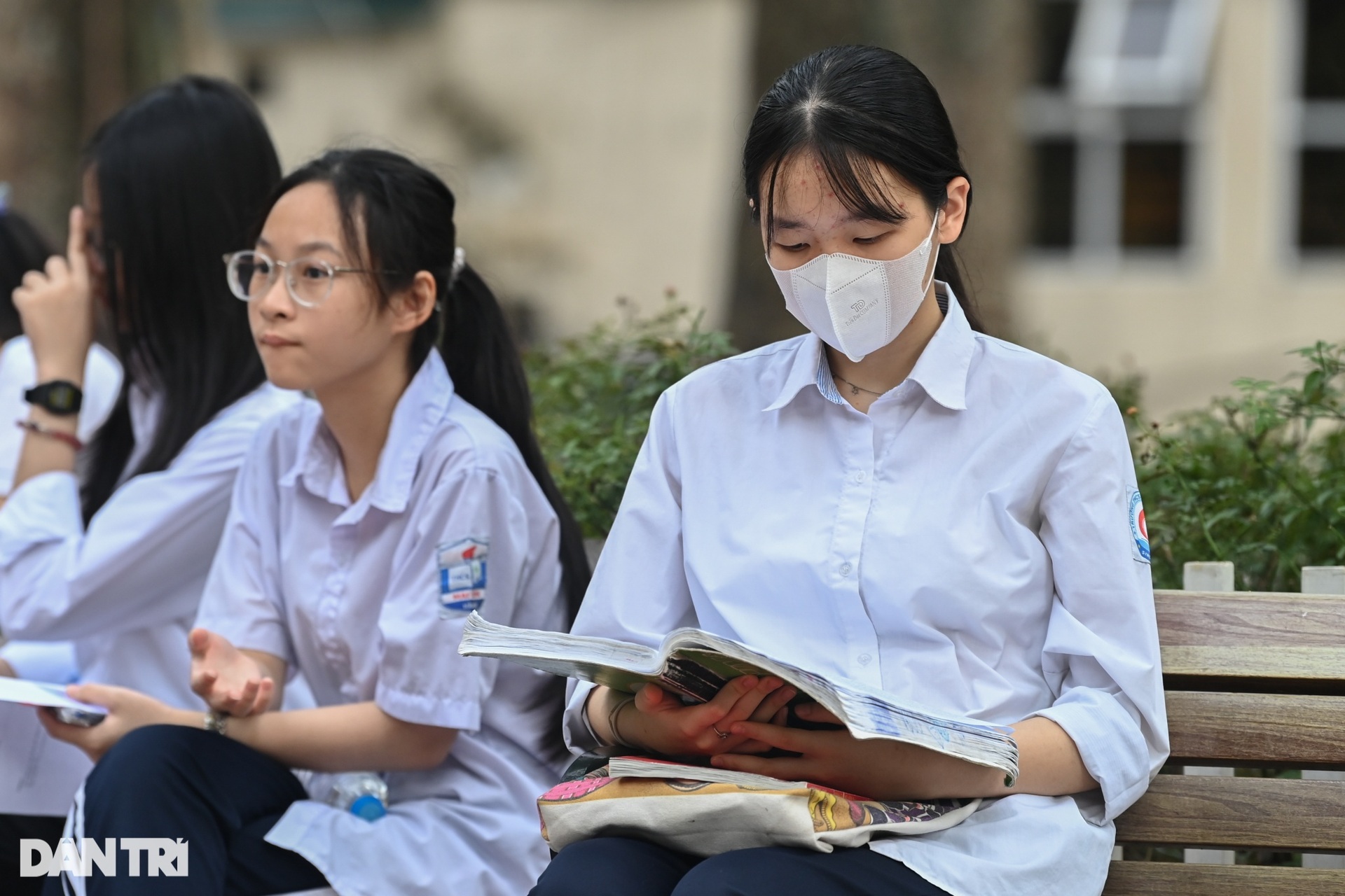 Phụ huynh tiếp sức sĩ tử thi môn ngữ văn vào lớp 10 ở Hà Nội - 7