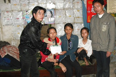 Nước mắt nhận quà của người mẹ “3 lần sinh, 4 đứa con dị tật”