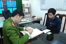 Dùng clip sex tống tiền nữ giáo viên