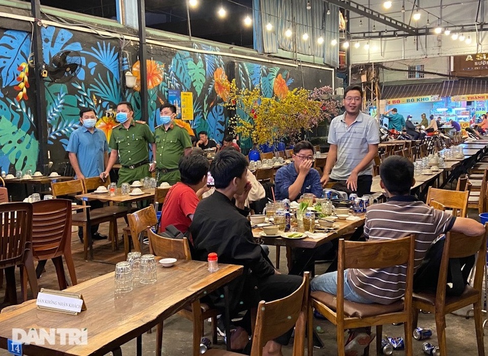 TPHCM: Rút giấy phép, xử phạt gần 1 tỷ đồng những cơ sở ngó lơ dịch Covid - 3 TPHCM: Rút giấy phép, xử phạt gần 1 tỷ đồng những cơ sở ngó lơ dịch Covid - 3