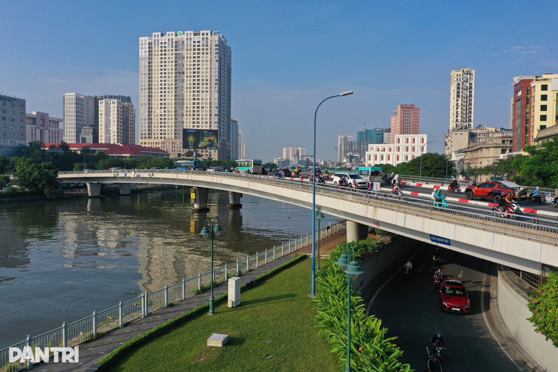 Hiện trạng đường qua dạ cầu Khánh Hội được đề xuất cải tạo để giảm kẹt xe - 7 Hiện trạng đường qua dạ cầu Khánh Hội được đề xuất cải tạo để giảm kẹt xe - 7
