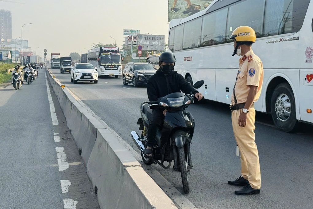 CSGT ngăn chặn nhiều người đi xe máy vào làn ô tô ở cửa ngõ phía đông TPHCM - 1