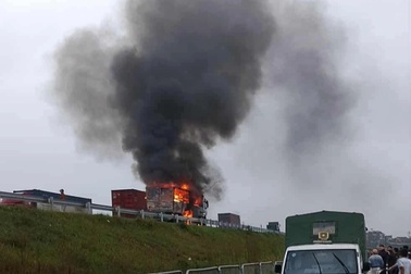 Ô tô bốc cháy ngùn ngụt trên cao tốc, tài xế kịp thoát ra ngoài