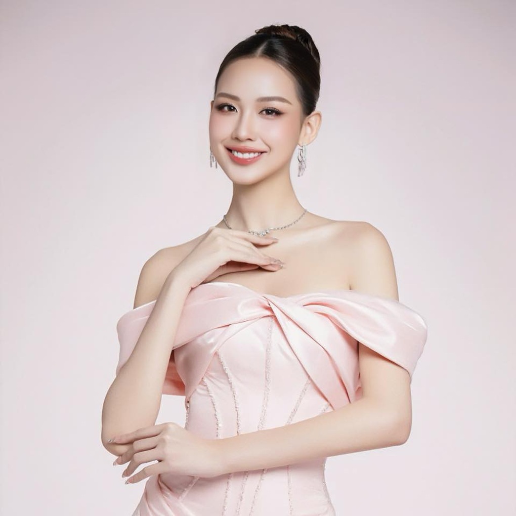 Hoa hậu Việt cao 1,86m nói tiếng Anh như gió gây chú ý ở diễn đàn kinh tế - 2 Hoa hậu Việt cao 1,86m nói tiếng Anh như gió gây chú ý ở diễn đàn kinh tế - 2