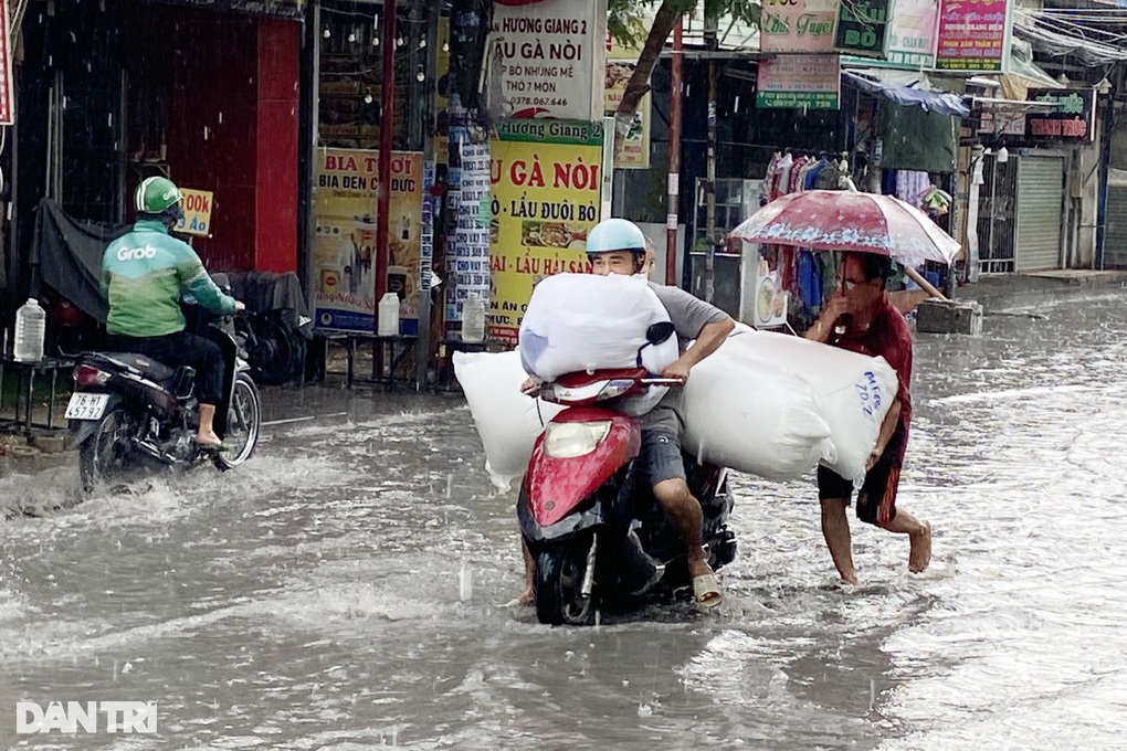 Nhiều nơi ở TPHCM có mưa to, gió giật mạnh cấp 7 - 1 Nhiều nơi ở TPHCM có mưa to, gió giật mạnh cấp 7 - 1