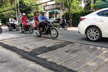 Tái lập mặt đường cẩu thả, Điện lực Sài Gòn bị tước giấy phép thi công