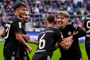 Bayern Munich thắng 13 trận liên tiếp, PSG lấy lại ngôi đầu bảng Ligue 1