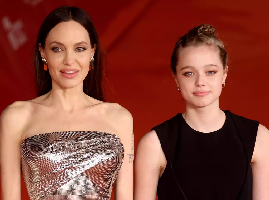 Các con từ bỏ họ cha, Brad Pitt đau lòng, Angelina đón tuổi 49 lặng lẽ - 1 Các con từ bỏ họ cha, Brad Pitt đau lòng, Angelina đón tuổi 49 lặng lẽ - 1