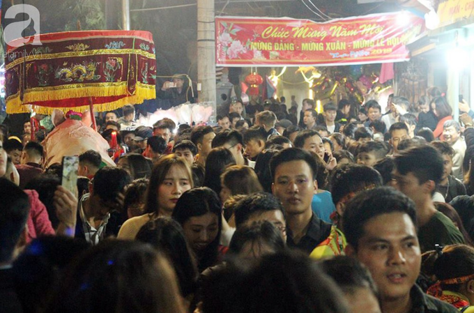 Hà Nội: Ông lợn được hàng nghìn người dân La Phù đón rước trong đêm - Ảnh 5. Hà Nội: Ông lợn được hàng nghìn người dân La Phù đón rước trong đêm - Ảnh 5.