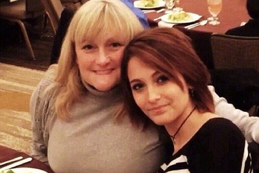 Con gái Vua nhạc Pop nối lại quan hệ với mẹ đẻ?