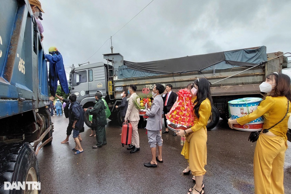 Mưa lớn gây mất điện toàn huyện, đám cưới phải nhờ xe tải chạy lũ - 7 Mưa lớn gây mất điện toàn huyện, đám cưới phải nhờ xe tải chạy lũ - 7