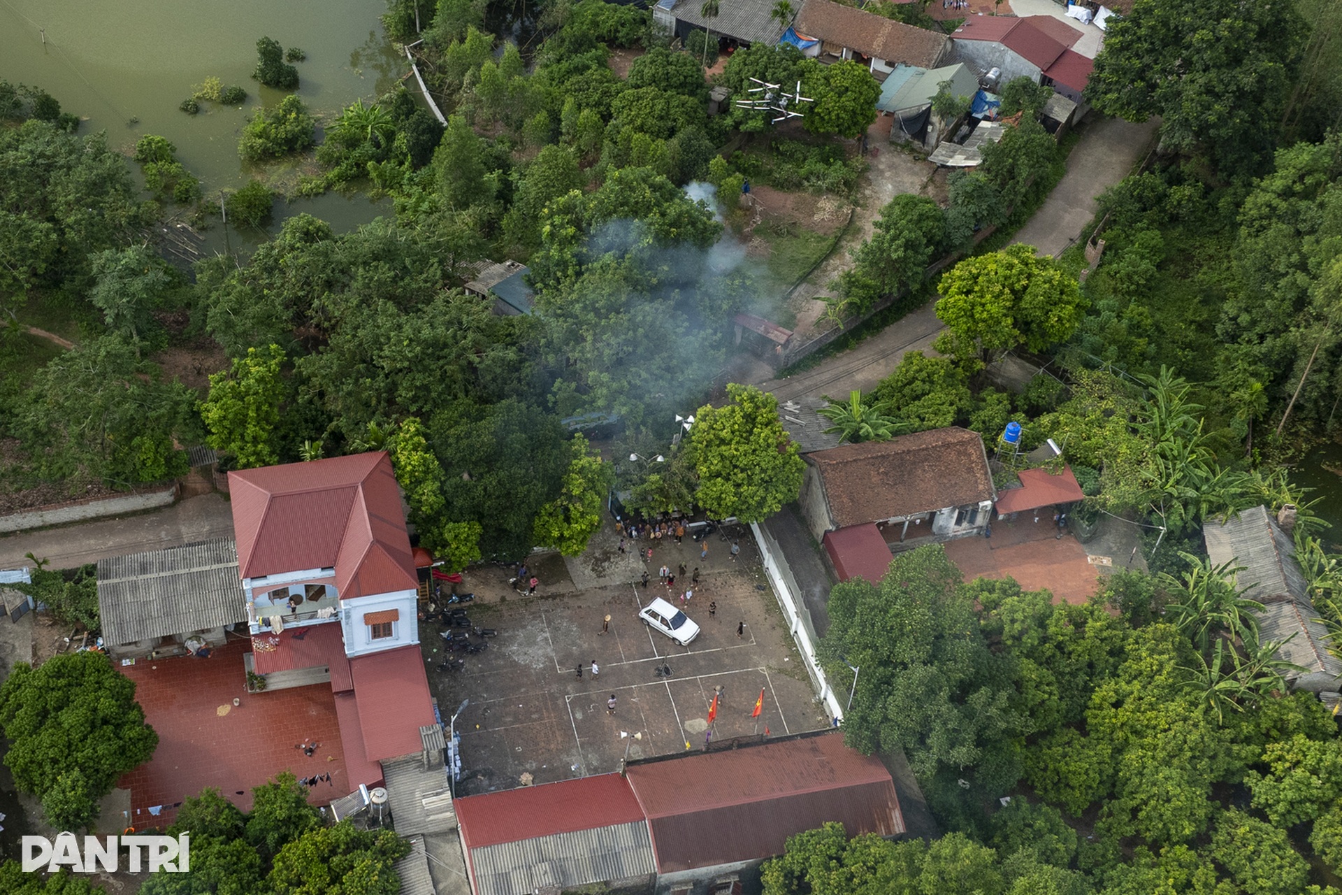 Cận cảnh drone xuyên tâm lũ Bắc Ninh tiếp tế đường không cho thôn cô lập - 15 Cận cảnh drone xuyên tâm lũ Bắc Ninh tiếp tế đường không cho thôn cô lập - 15