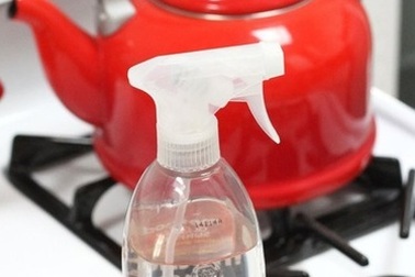 Mẹo dùng giấm tẩy sạch dầu mỡ bám dính trên mặt bếp