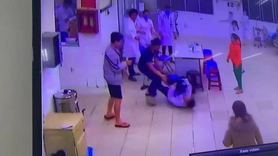Hai cha con vây đánh điều dưỡng, bảo vệ bệnh viện - 1 Hai cha con vây đánh điều dưỡng, bảo vệ bệnh viện - 1