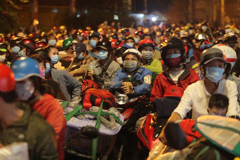 Cuộc trường chinh về quê của những người miền Tây kẹt tại chốt kiểm soát - 2 Cuộc trường chinh về quê của những người miền Tây kẹt tại chốt kiểm soát - 2
