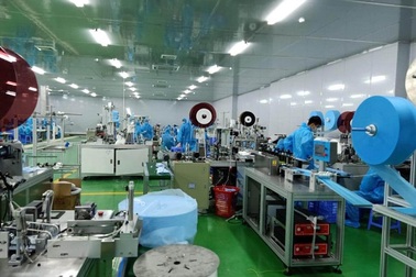 Covid-19 bùng phát, xưởng khẩu trang "cuống cuồng" tuyển công nhân thời vụ