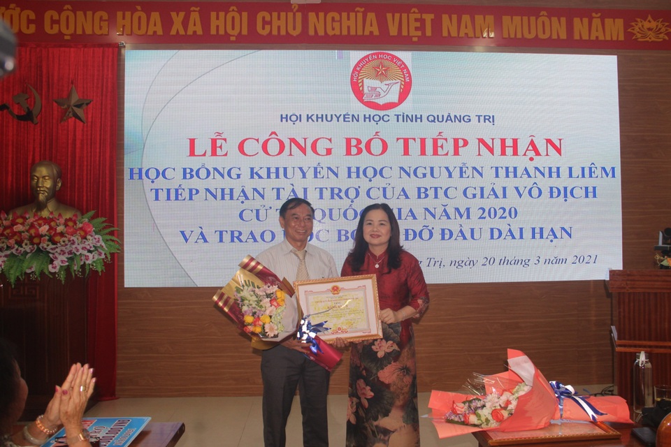 TS Nguyễn Thanh Liêm dành 1 tỷ đồng làm học bổng tặng HS,SV nghèo - 2 TS Nguyễn Thanh Liêm dành 1 tỷ đồng làm học bổng tặng HS,SV nghèo - 2