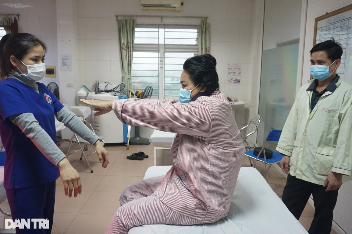 Chia đôi suất cơm, chồng nghèo nuôi giấc mơ cứu vợ khỏi bại liệt toàn thân - 4 Chia đôi suất cơm, chồng nghèo nuôi giấc mơ cứu vợ khỏi bại liệt toàn thân - 4
