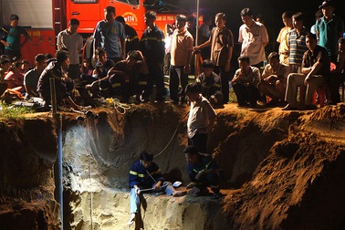 Hàng trăm người giải cứu bé gái mắc kẹt gần 10 giờ dưới lòng đất