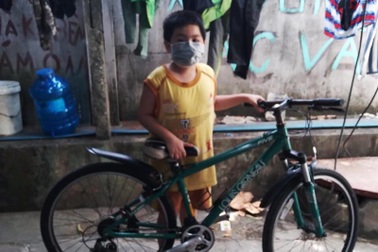 Món quà từ người dưng khiến cậu bé nghèo xúc động