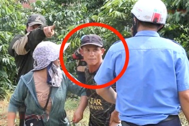 Người đàn ông cầm dao đuổi đánh công nhân khai thác khoáng sản