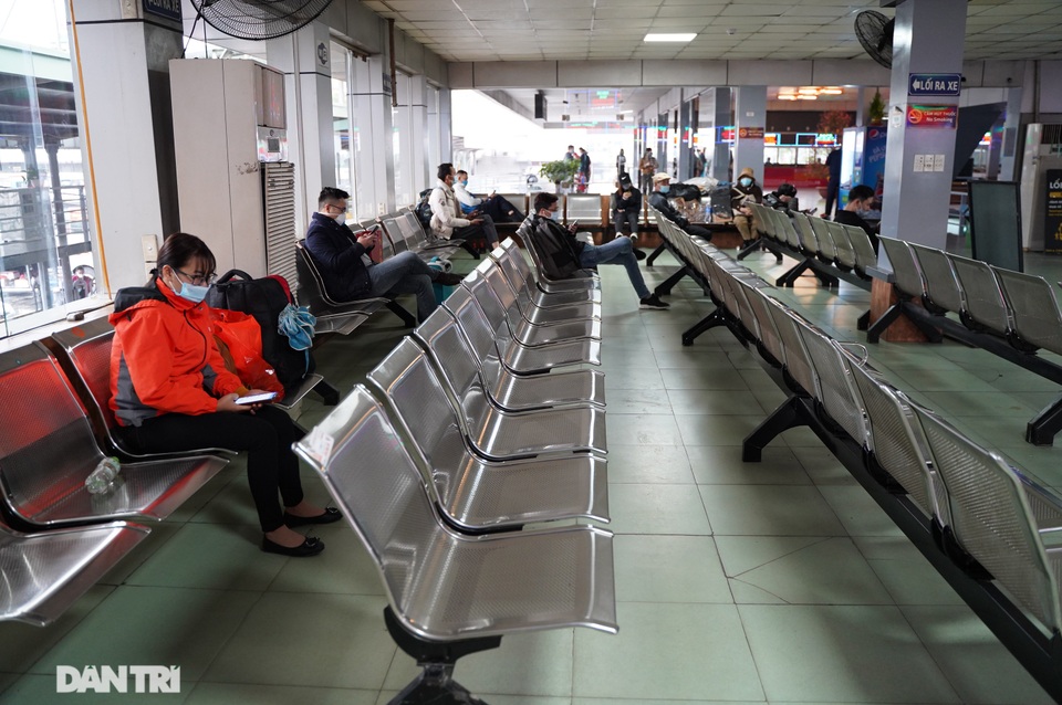 Hàng vạn người đội mưa về quê ăn Tết trong ngày làm việc cuối cùng của năm - 15 Hàng vạn người đội mưa về quê ăn Tết trong ngày làm việc cuối cùng của năm - 15