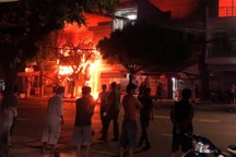 Cháy 4 căn nhà lúc rạng sáng, 5 người mắc kẹt được giải cứu