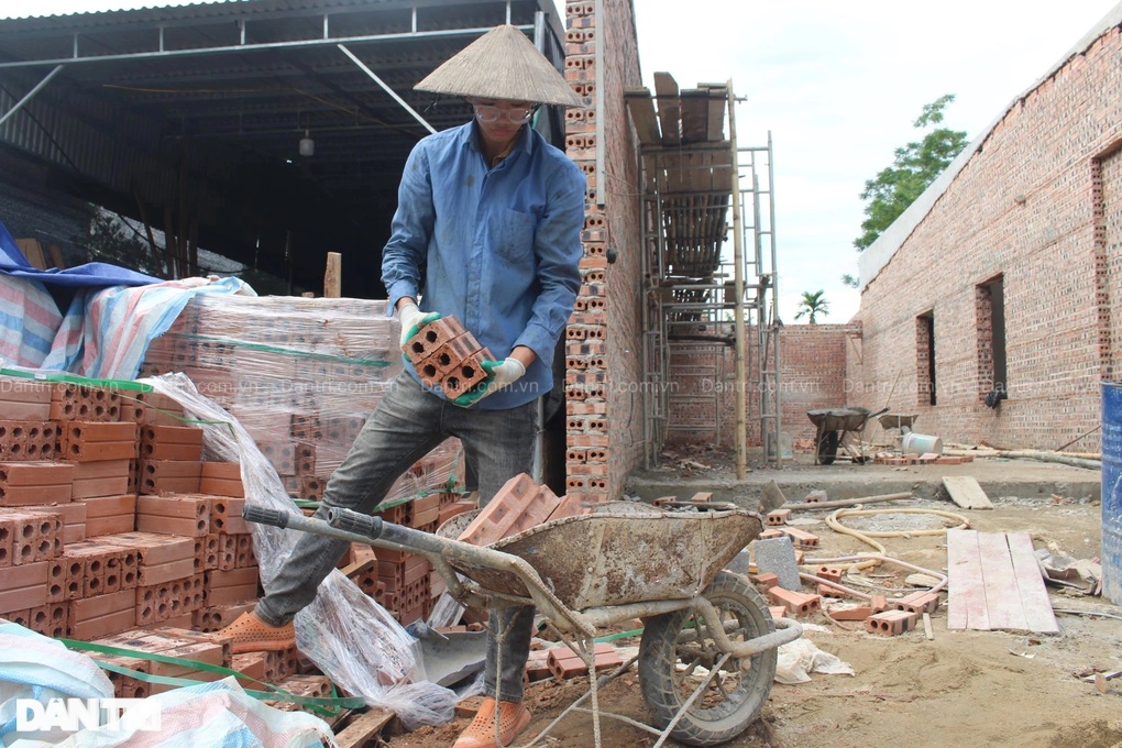 Nam sinh không có bố, đi phụ hồ lo sự sống cho mẹ, dang dở giấc mơ đại học - 1 Nam sinh không có bố, đi phụ hồ lo sự sống cho mẹ, dang dở giấc mơ đại học - 1