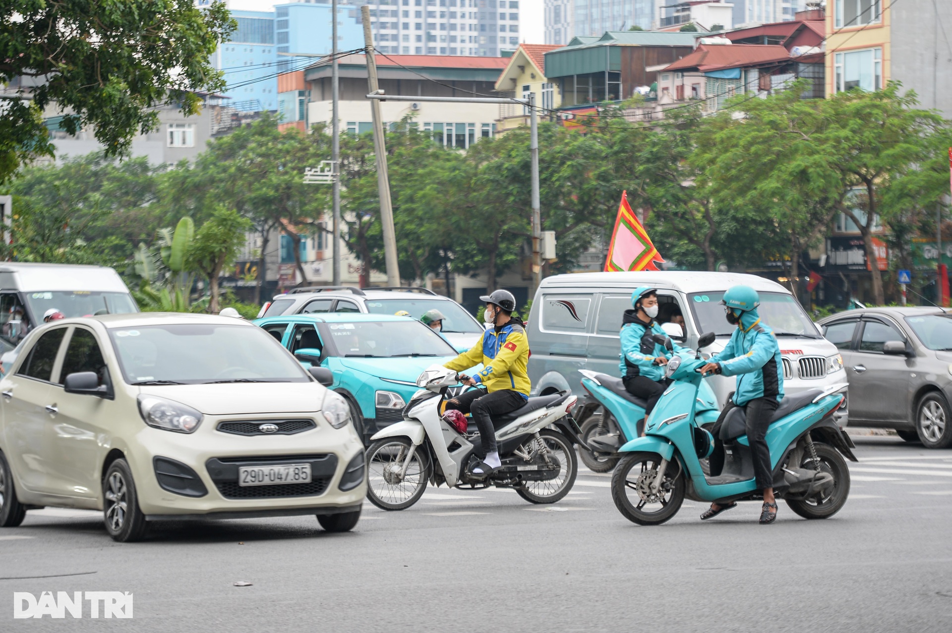 Muôn vàn kiểu vi phạm luật giao thông của tài xế xe ôm công nghệ ở Hà Nội - 5 Muôn vàn kiểu vi phạm luật giao thông của tài xế xe ôm công nghệ ở Hà Nội - 5